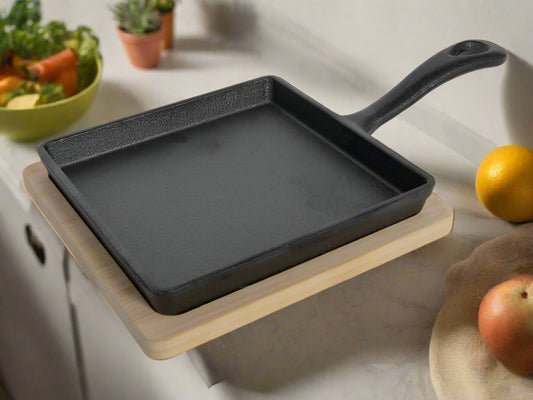 Cast Iron pan with Bamboo