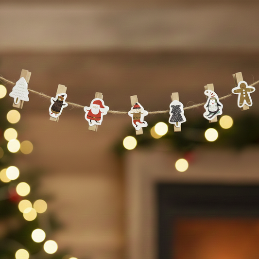12 Christmas clips W/rope